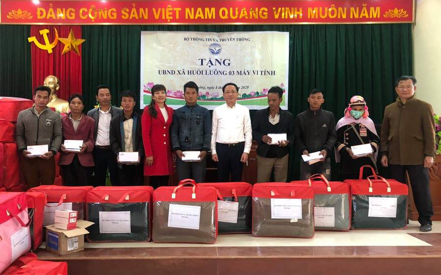 Đồng chí Phạm Anh Tuấn – Thứ trưởng Bộ TT&TT cùng lãnh đạo UBND huyện Phong Thổ, Sở TT&TT trao quà cho các hộ nghèo xã Huổi Luông.